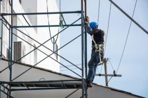 Выполнение работ на высоте с применением средств подмащивания и защитных ограждений высотой 1,1 м и более.