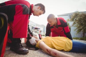 Безопасные методы и приемы выполнения работ при воздействии вредных и (или) опасных производственных факторов, источников опасности, идентифицированных в рамках специальной оценки условий труда и оценки профессиональных рисков, оказание первой помощи пострадавшим